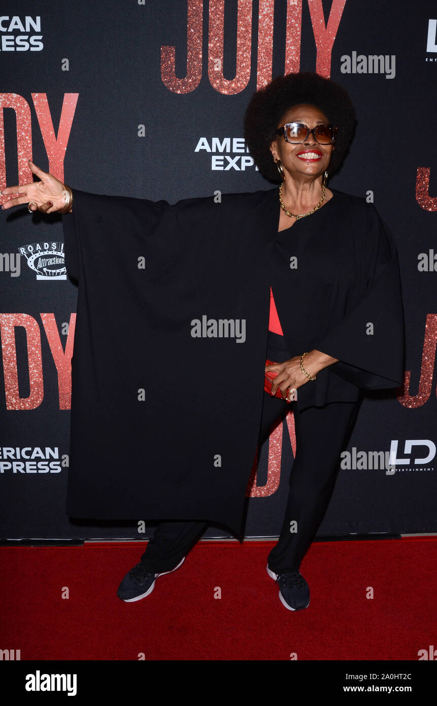 Beverly Hills, Ca. Xix Sep, 2019. Jenifer Lewis presso il Los Angeles Premiere di Judy al Samuel Goldwyn Theater di Beverly Hills, la California il 19 settembre 2019. Credito: David Edwards/media/punzone Alamy Live News Foto Stock