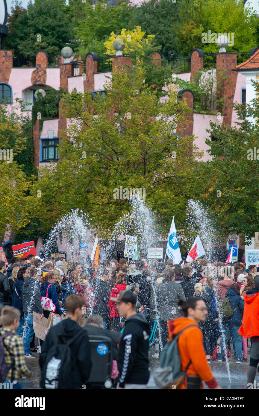 Magdeburg, Germania. Xx Settembre, 2019. I partecipanti del "Venerdì per il futuro " rally raccogliere sulla Domplatz. Sullo sfondo è possibile vedere la cittadella verde. I dimostranti seguire la chiamata del movimento il venerdì per il futuro e vogliono lottare per di più la protezione del clima. Essi vogliono supportare le chiamate per gli scioperi e manifestazioni di protesta in tutto il mondo. Credito: Klaus-Dietmar Gabbert/dpa-Zentralbild/dpa/Alamy Live News Foto Stock