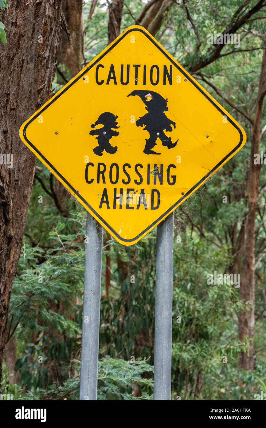 "Attenzione. Attraversamento di Gnome avanti' cartello stradale in Mt Buller quartiere vittoriano paese alto in Australia. Foto Stock