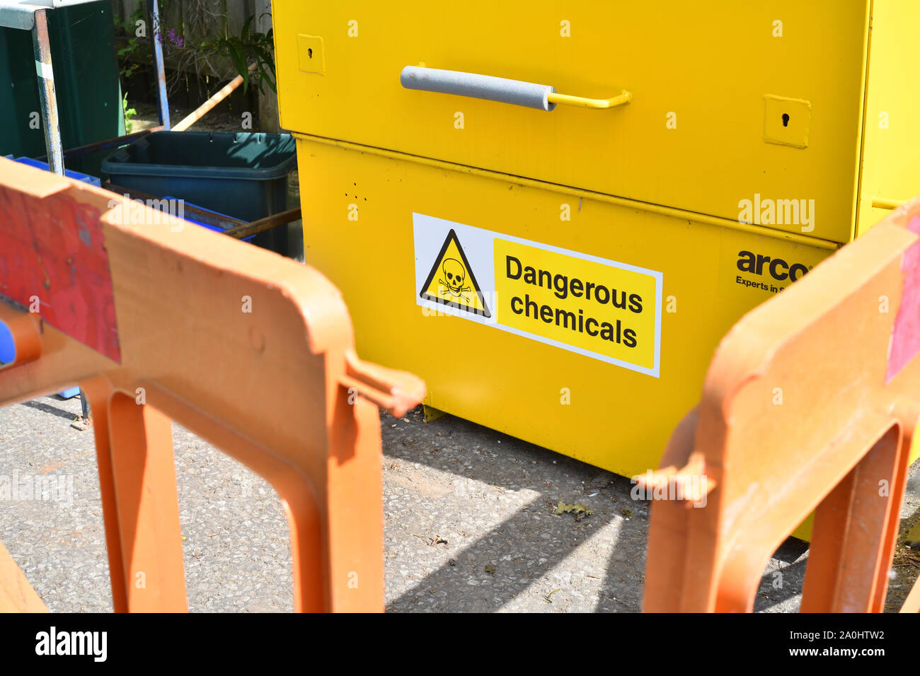 Sostanze chimiche pericolose in segno di avvertimento sul contenitore di liquido al consiglio di riciclaggio domestico Centre Regno Unito Foto Stock