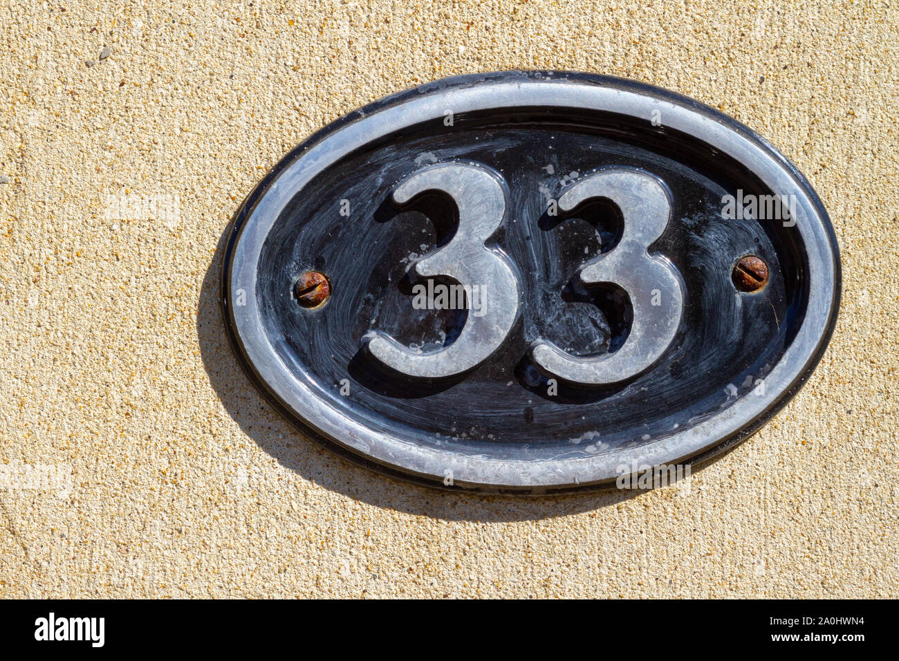 Il numero civico 33 su un metallo segno ovale Foto Stock