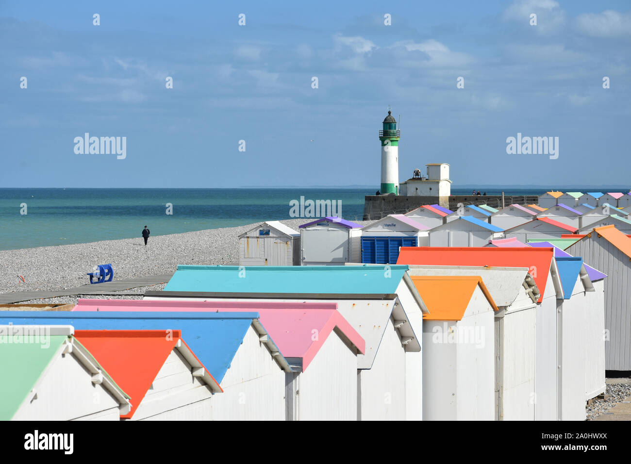 Les cabine colorées sur les galets du Tréport face à la mer, le phare et la jetée par Beau temps. Foto Stock