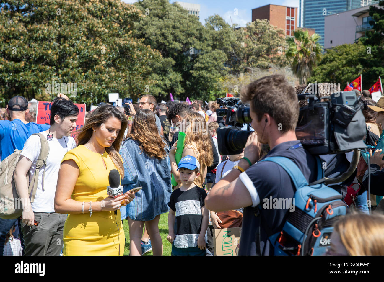 Sky news donna presenter e cameraman a Sydney il cambiamento climatico sciopero protesta nel Domain di Sydney, Australia Foto Stock