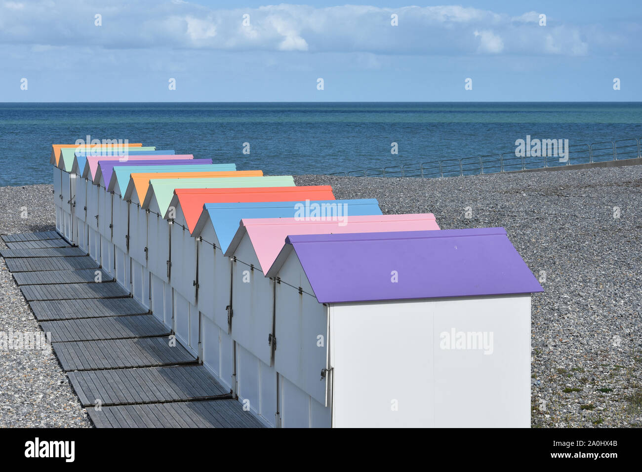 Les cabine colorées sur les galets du Tréport face à la mer et par Beau temps. Foto Stock