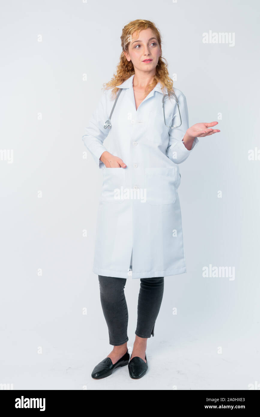 Corpo pieno colpo di bella donna bionda medico parlando Foto Stock