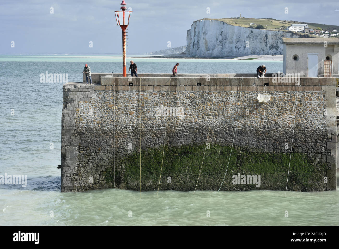 Le Tréport, pêcheurs sur la jetée et falaises Foto Stock