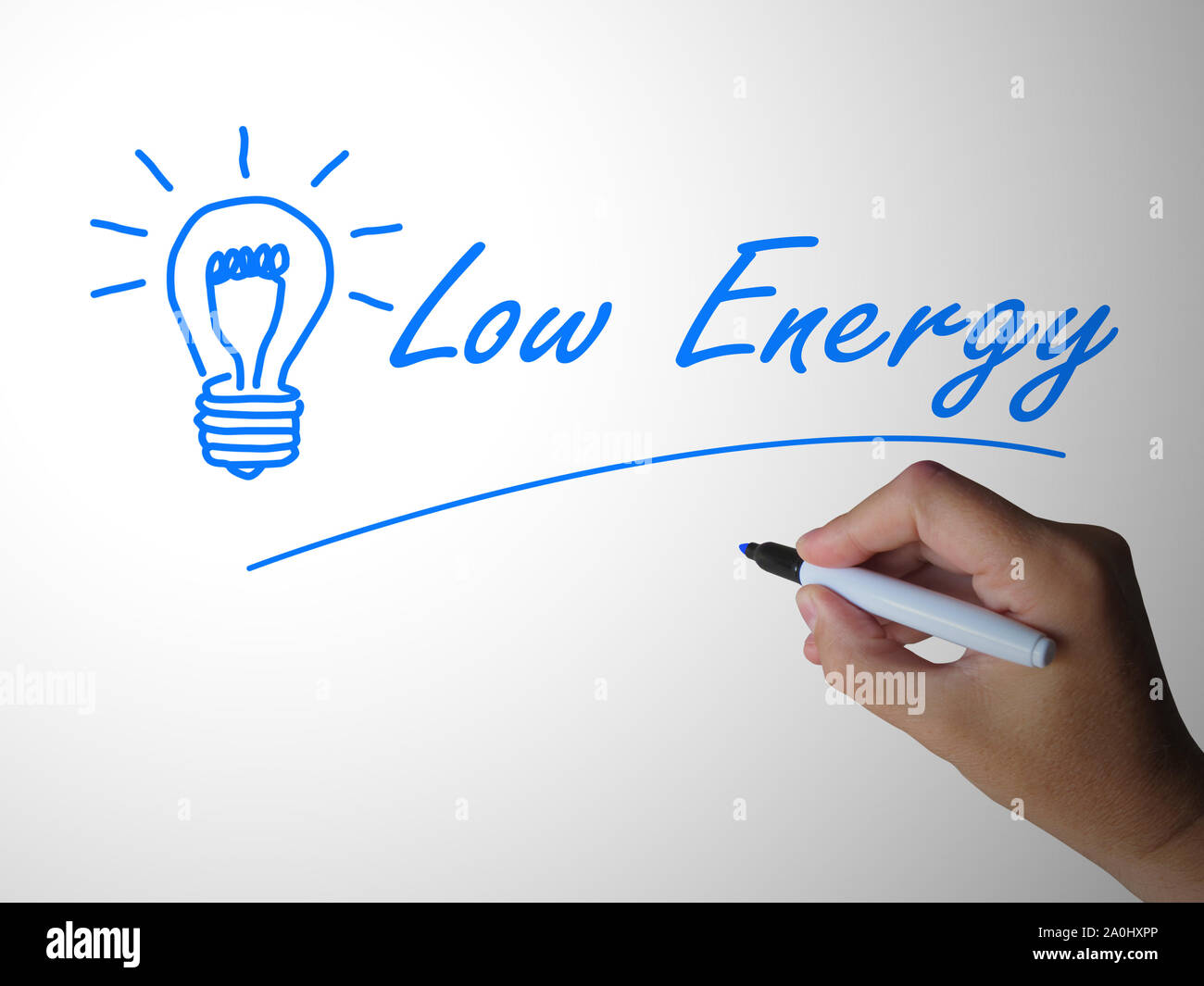 A bassa energia lampadina luce raffigura efficiente lampade e lampadine. Risparmio energetico con la stessa potenza di consumo economico - 3d illustrazione Foto Stock