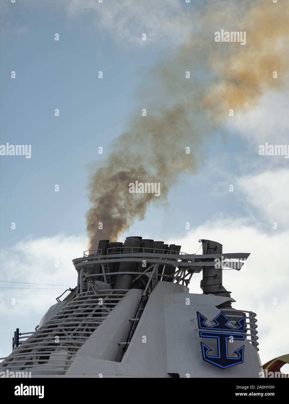 La nave di crociera le emissioni dalla nave da crociera di indipendenza dei mari. Foto Stock