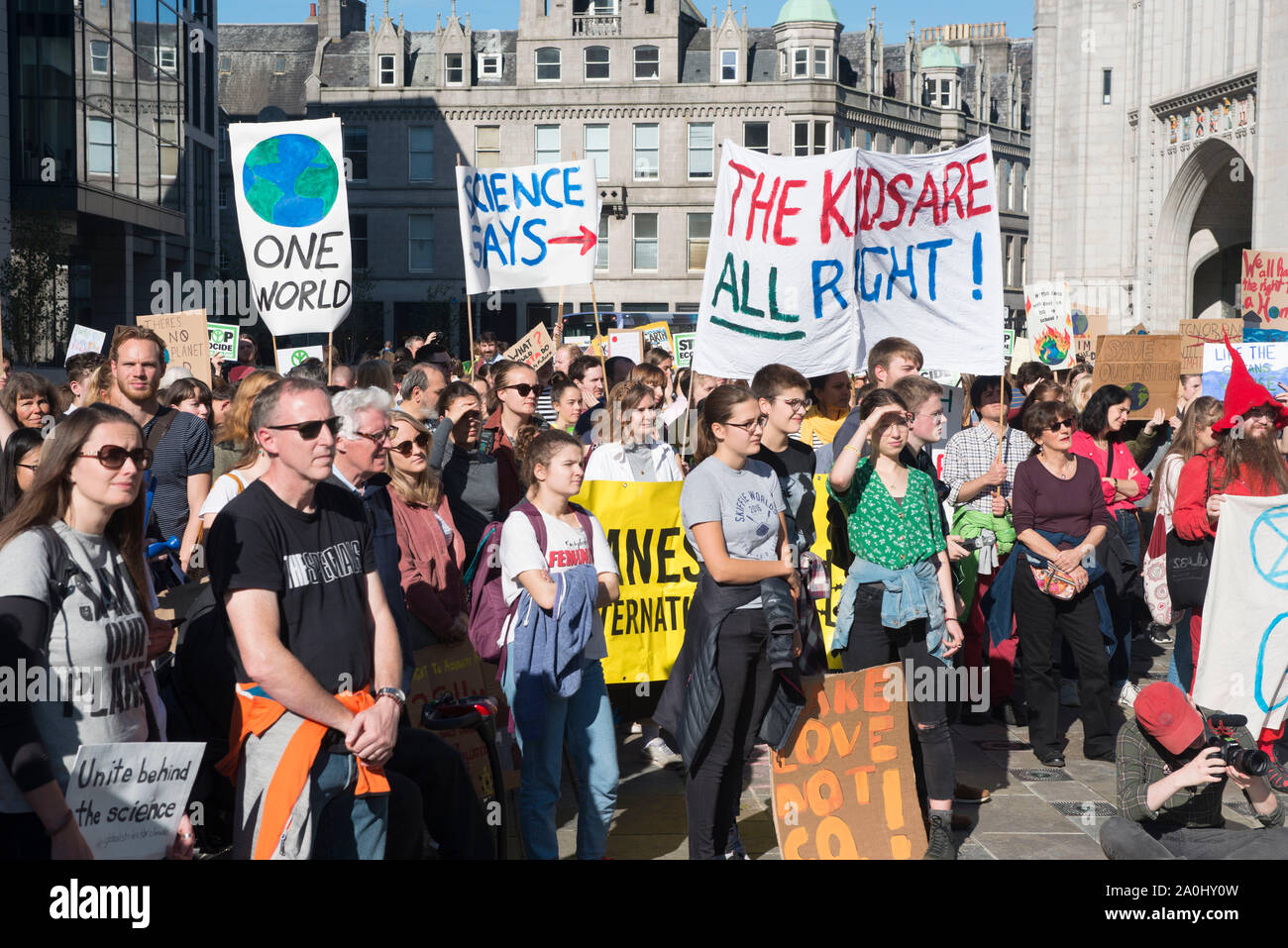 Aberdeen, Regno Unito. Xx Settembre 2019 centinaia di persone si uniscono alla sciopero del clima esterno Marischal Collage. Paolo di credito Glendell /Alamy Live News Foto Stock