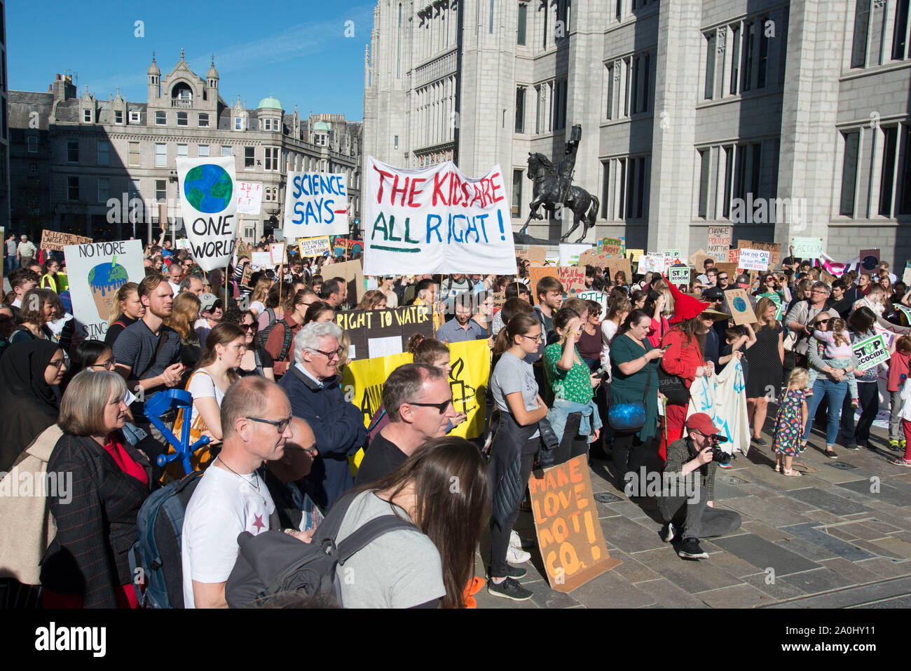 Aberdeen, Regno Unito. Xx Settembre 2019 centinaia di persone si uniscono alla sciopero del clima esterno Marischal Collage. Paolo di credito Glendell /Alamy Live News Foto Stock