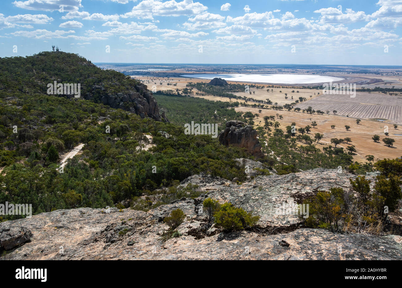 Vista dalla cima del monte Arapiles in Victoria, Australia, verso il lago di Mitre di conservazione della natura e di riserva Mitre Rock. Foto Stock