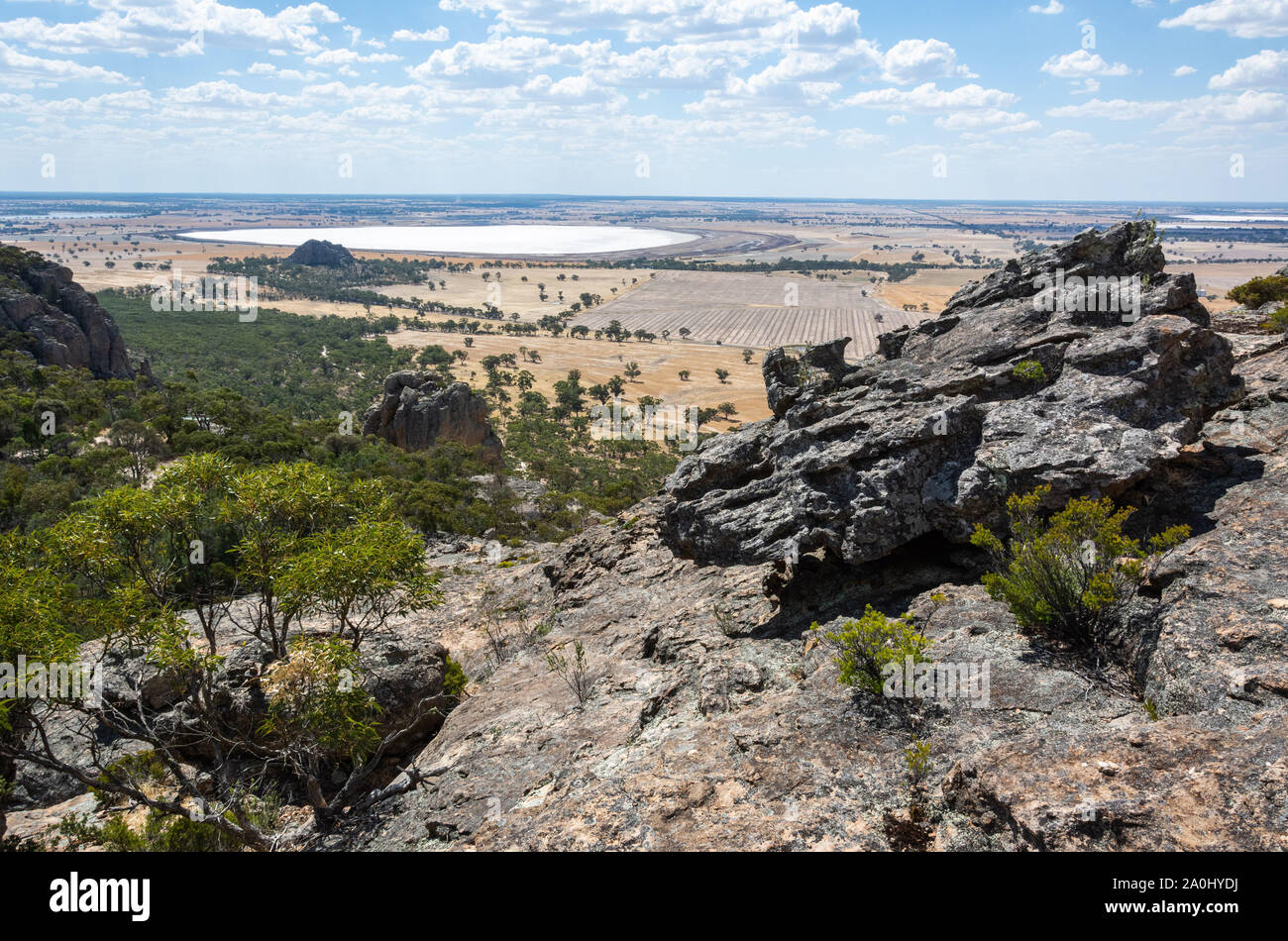 Vista dalla cima del monte Arapiles in Victoria, Australia, verso il lago di Mitre di conservazione della natura e di riserva Mitre Rock. Foto Stock