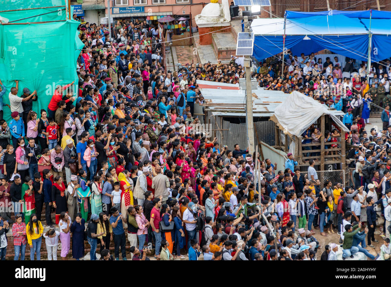 La folla di gente si raduna per guardare e celebrare Indra Jatra Festival Foto Stock
