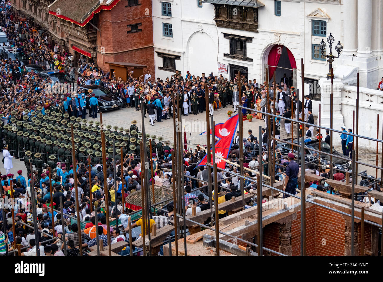 La folla di gente si raduna per guardare e celebrare Indra Jatra Festival Foto Stock