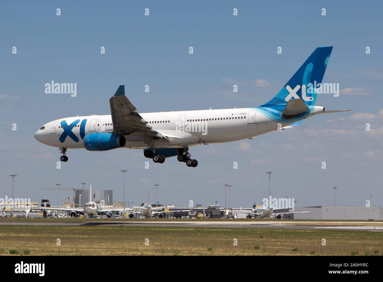 Un XL Airways Airbus 330-200 visto l'atterraggio all'aeroporto di Lisbona. Foto Stock