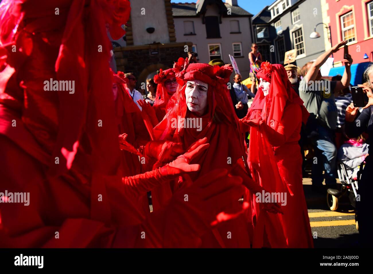 Aberystwyth Wales UK venerdì 21 settembre 2019 centinaia di scolari, studenti e altri sostenitori hanno marciato per le strade di Aberystwyth come parte della terra "sciopero", una serie globale di eventi per protestare circa e aumentare la consapevolezza della minaccia del cambiamento climatico del pianeta. Le proteste sono temporizzati per prendere posto 3 giorni prima dell'Emergenza delle Nazioni Unite vertice sul clima che si terrà il 23 settembre. Photo credit Keith Morris/Alamy Live News Foto Stock