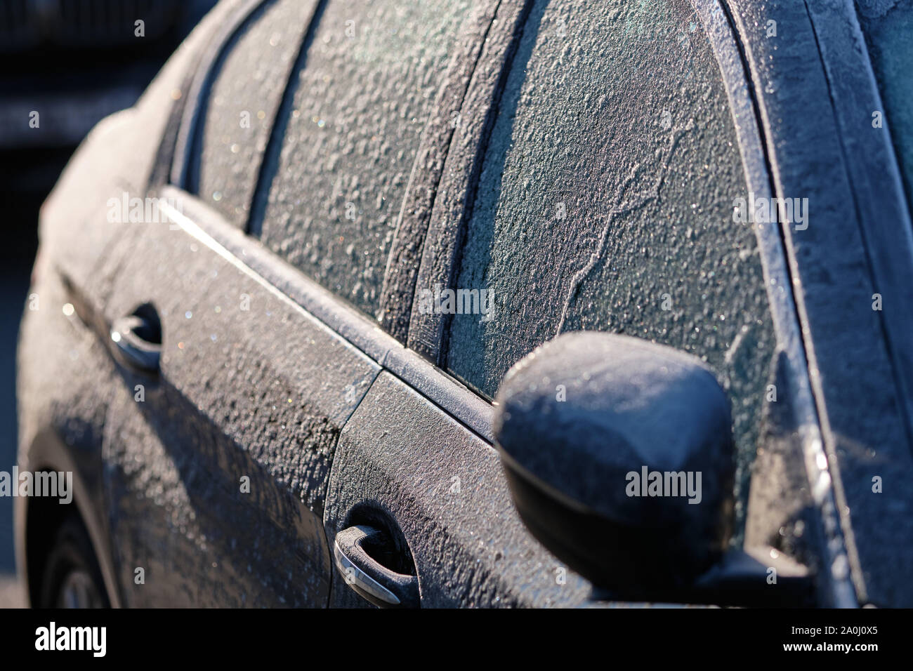 Dettaglio di una vettura congelati in una fredda e soleggiata mattinata invernale ricoperto di ghiaccio Foto Stock