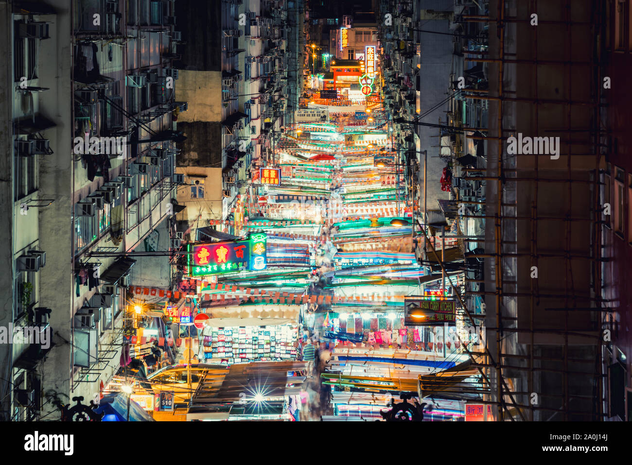 Hong Kong, Cina - 12 Agosto 2017 : Temple Street è conosciuta per il suo mercato notturno e uno dei più trafficati Mercati delle pulci di notte a Hong Kong. Asian t Foto Stock