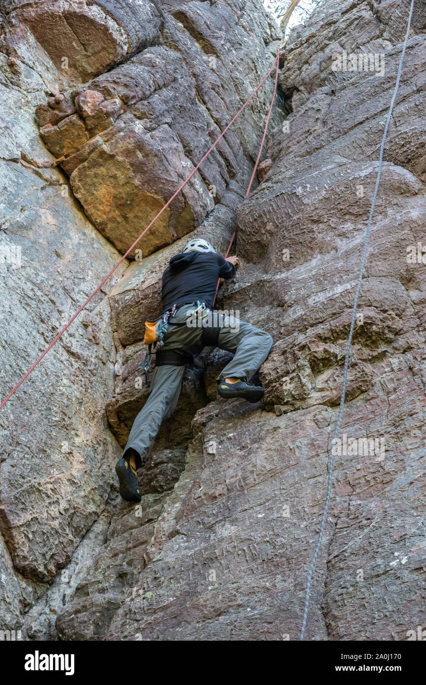 Figura non identificabili di un alpinista arrampicata roccia. Foto Stock