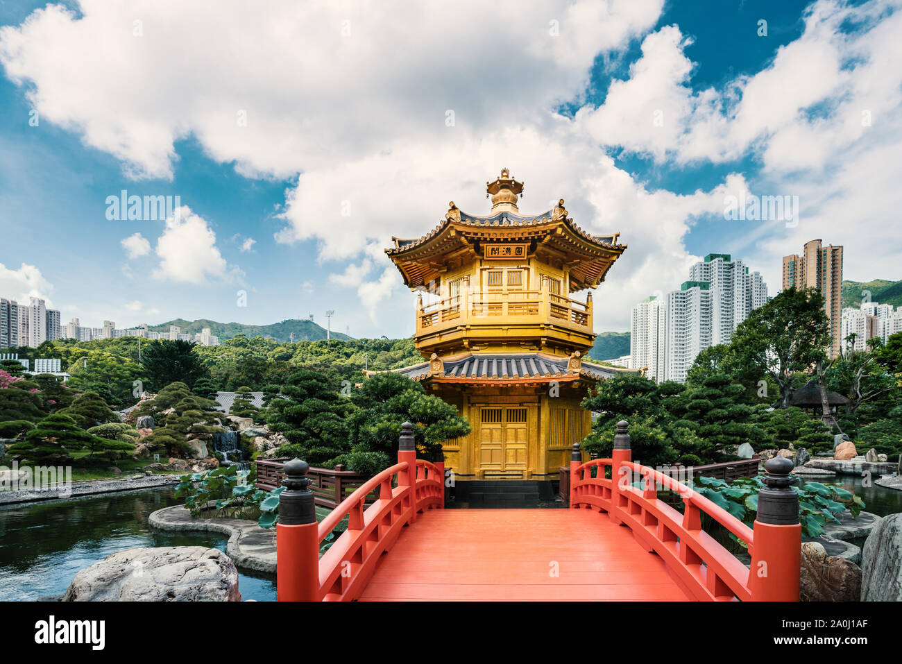 Vista frontale del tempio d'oro Padiglione con ponte rosso di Giardino Nan Lian, Hong Kong. Asian Tourism, città moderna vita o business Finanza ed economia Foto Stock