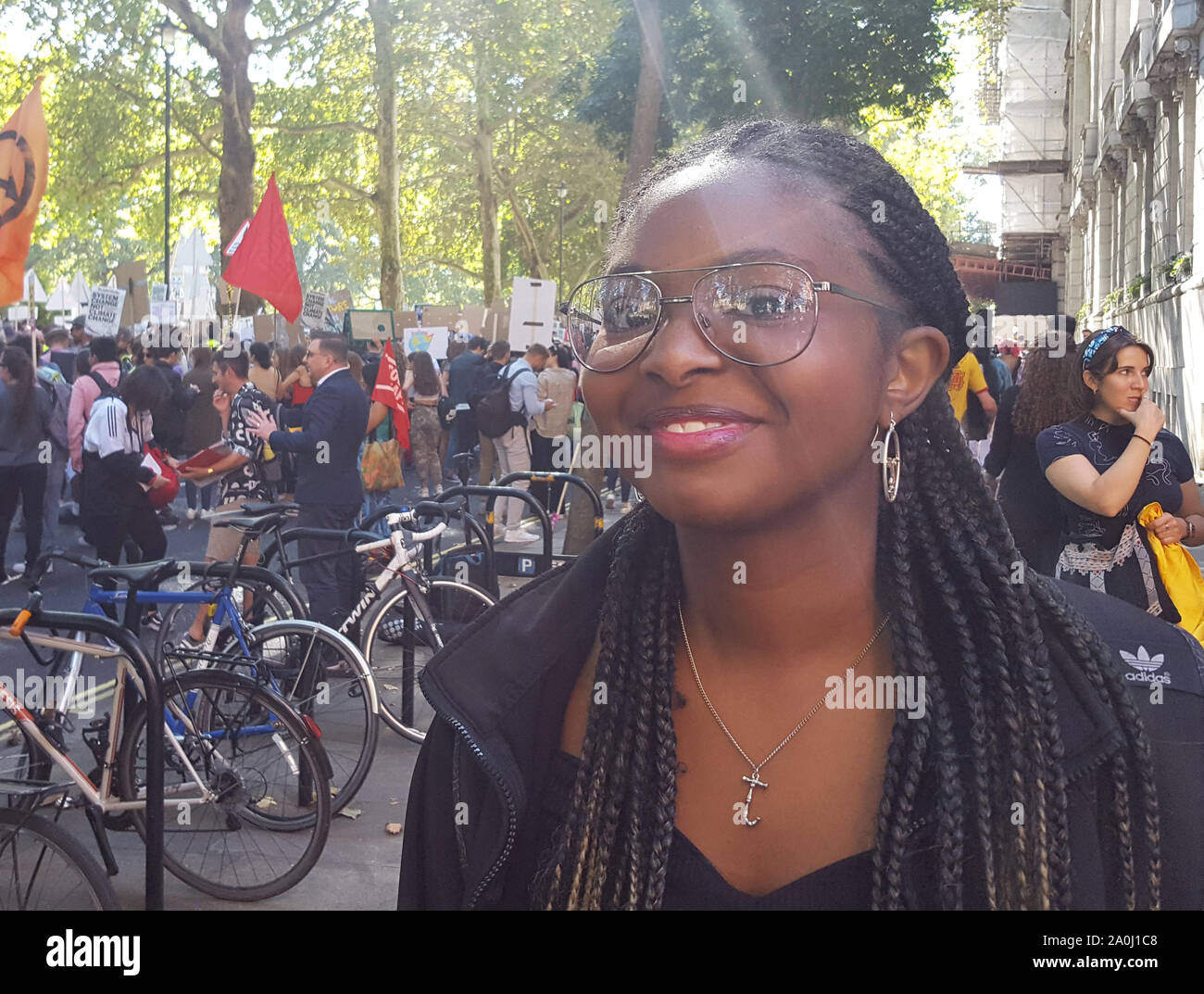 Jessica Ahmed, 16, che sta studiando per un Baccalaureato Internazionale, presso la UK Student Network del clima globale del clima sciopero a Londra. Jessica aveva inviato la sua scuola per avvertire che lei sarebbe a piedi il venerdì. Foto Stock