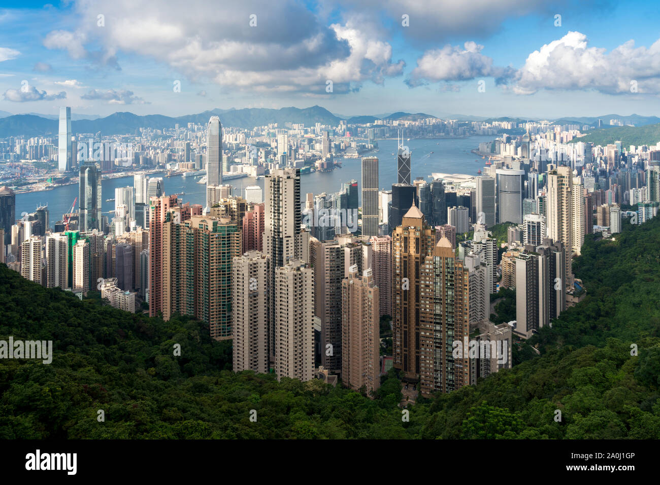Vista aerea della skyline di Hong Kong e del porto di Victoria con il blu del cielo di Hong Kong. Asia. Asian Tourism, città moderna vita o della finanza aziendale e econom Foto Stock