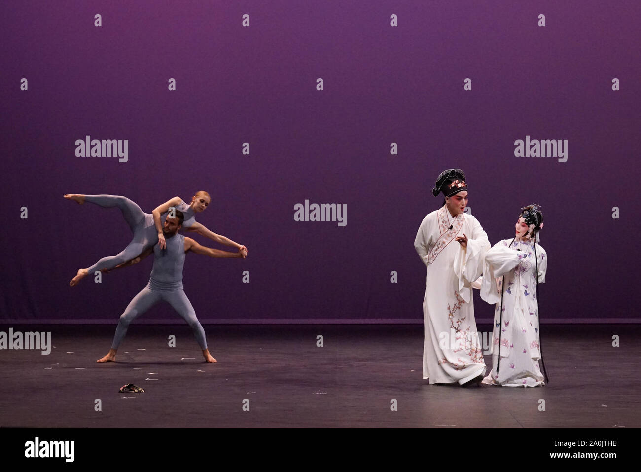 L'Aia, Paesi Bassi. Xix Sep, 2019. Cinese e artisti olandesi eseguire la scena 'un sorprendente sogno" di cinese Kunqu opera capolavoro 'La Peonia Pavilion' (Gioventù edition) presso il Teatro Zuiderstrand all'Aia, Paesi Bassi, Sett. 19, 2019. Una performance di 'La Peonia Pavilion", un capolavoro di della Cina antica Kunqu Opera, è stato presentato da Suzhou Kunqu Opera Theatre all'Aia il giovedì. Credito: Xinhua/Alamy Live News Foto Stock