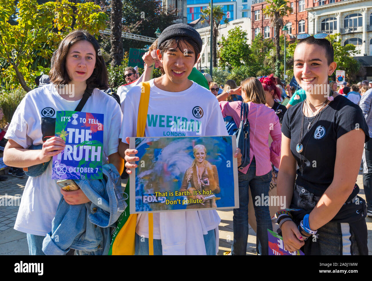 Bournemouth Dorset UK. Xx Settembre 2019. I manifestanti, giovani e vecchi, raccogliere in Bournemouth quadrato su una calda giornata di sole per protestare contro il cambiamento climatico e la domanda di azione contro clima breakdown dal governo e le aziende a fare di più. BCP (Bournemouth, Christchurch, Poole) Consiglio hanno dichiarato di aver ricevuto minacce di azioni legali e potrebbe essere preso a corte fino a che non si producano tempestivamente i cambiamenti climatici piani.Teens holding cartelloni - è il momento di dire la verità che è la terra. Fa caldo. Non inquinare. Credito: Carolyn Jenkins/Alamy Live News Foto Stock