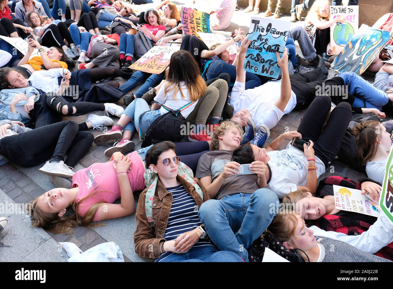 Hereford, Herefordshire, Regno Unito - Venerdì XX Settembre 2019 - studenti e allievi di collegi e scuole in tutta la fase di Hereford un 'die nell' al di fuori di un ramo di Primark nel centro della città in un giorno di protesta contro il cambiamento climatico noto come il clima globale sciopero. Foto Steven Maggio / Alamy Live News Foto Stock