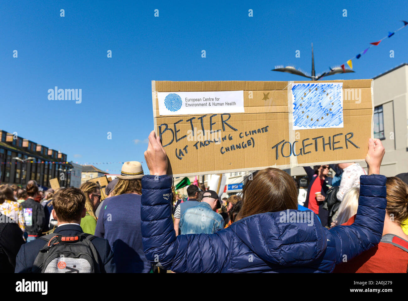 Truro, Cornwall, Regno Unito. Xx Settembre, 2019. Centinaia di manifestanti che partecipano a una dimostrazione di massa dalla ribellione di estinzione in Truro City Center; la dimostrazione è parte del Coordinamento world wide dimostrazioni impegnativa azione urgente sul cambiamento climatico. Gordon Scammell/Alamy Live News Foto Stock