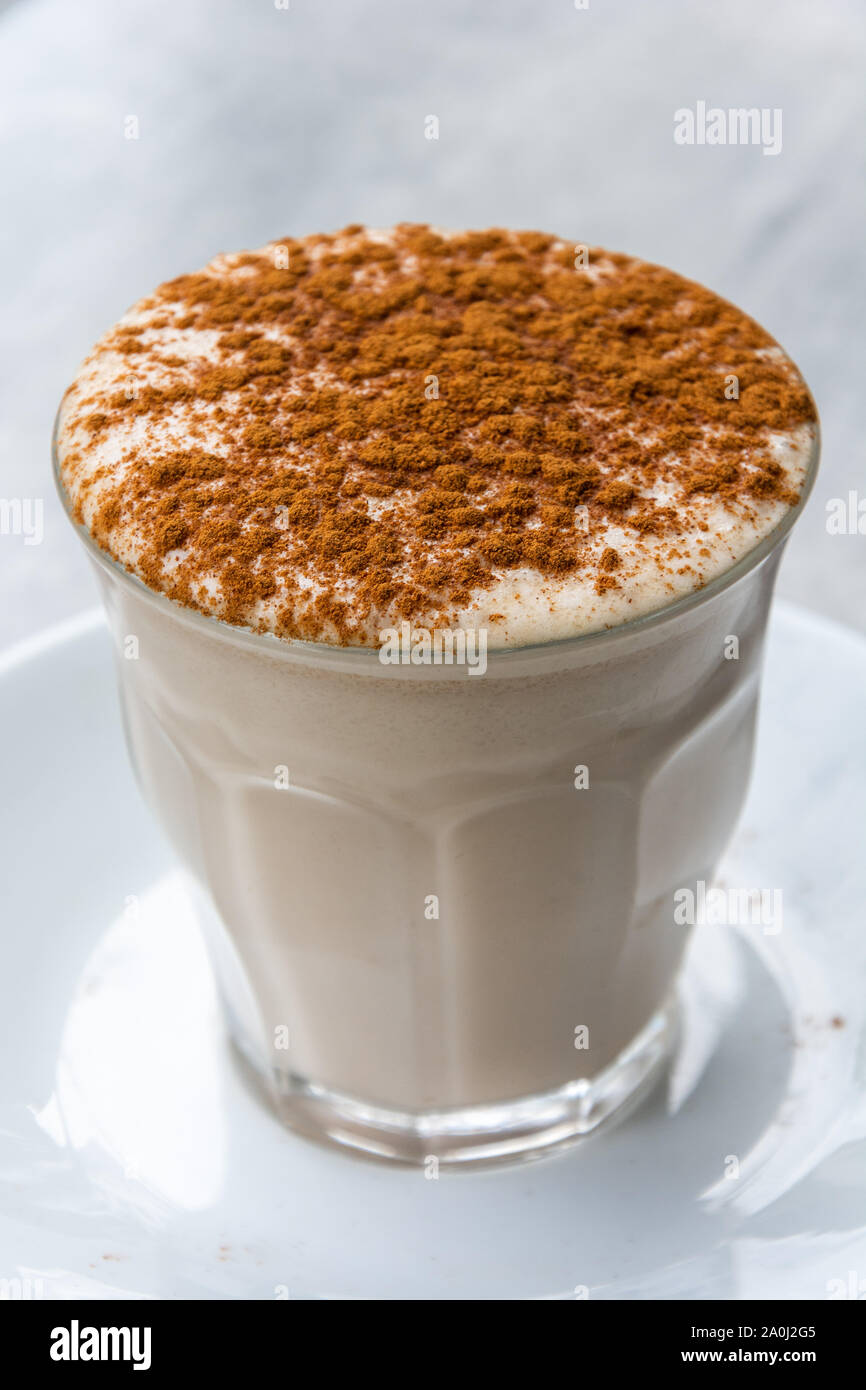 Chai latte con cannella sulla parte superiore. Foto Stock