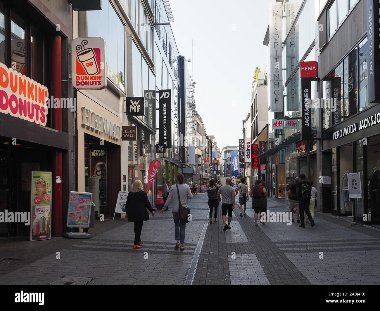KOELN, Germania - circa agosto 2019: Persone in Hohe Strasse (significato High Street) shopping street Foto Stock