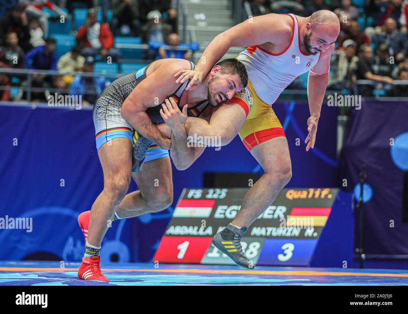 Nur Sultan, Kazakistan. Xix Sep, 2019. Il wrestling/Freestyle: campionato mondiale maschile, 125kg, semifinali. FS 125kg - Nick Matuhin (l) dalla Germania combatte con Khaled Zaki Omr Mohamed Abdalla dall'Egitto. Credito: Kadir Caliskan/dpa/Alamy Live News Foto Stock