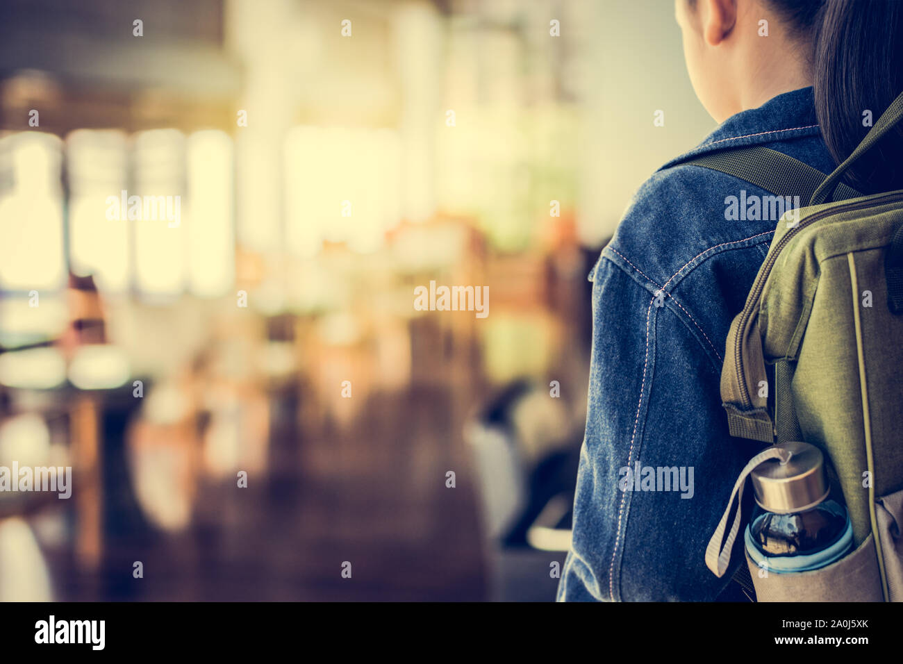 Ragazza con zaino entrando in Aula, il concetto di istruzione. Foto Stock