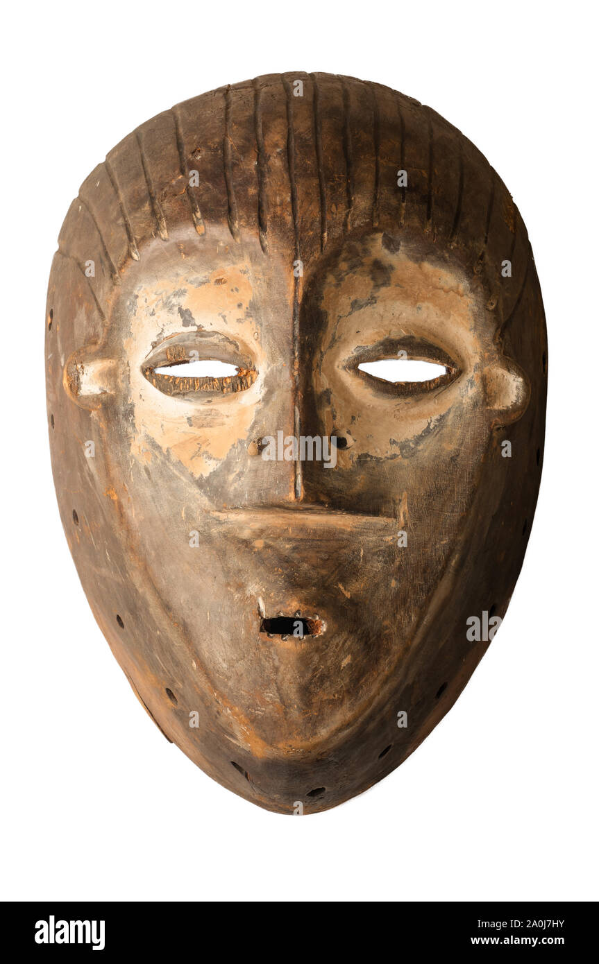 Un africano maschera cerimoniale scolpita in legno con pigmento bianco a significare anti-poteri di stregoneria, isolato su bianco. Foto Stock