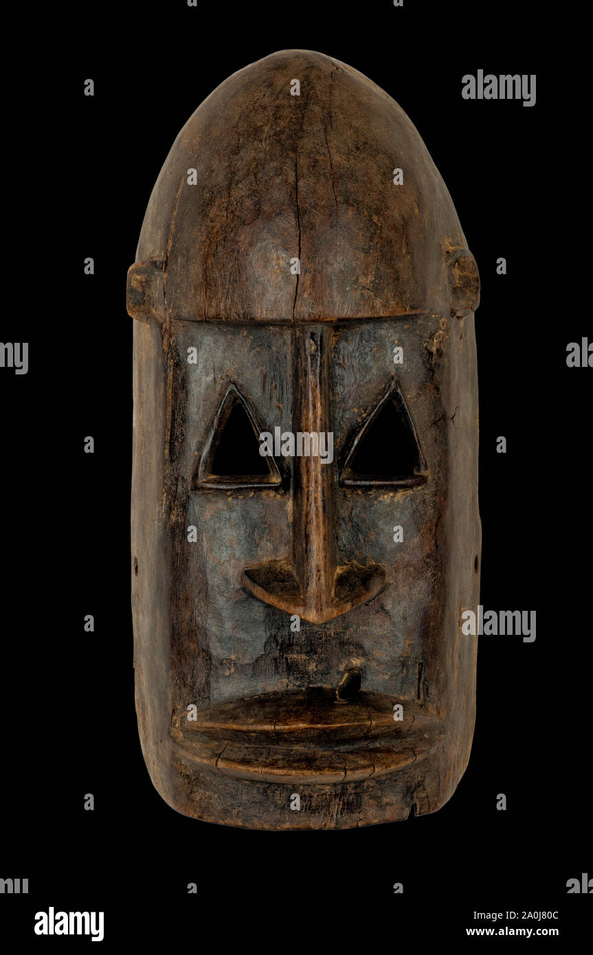 Maschera Dogon del Mali, scolpito in legno con piccoli gruppi, graffi e crepe isolati su nero. Foto Stock