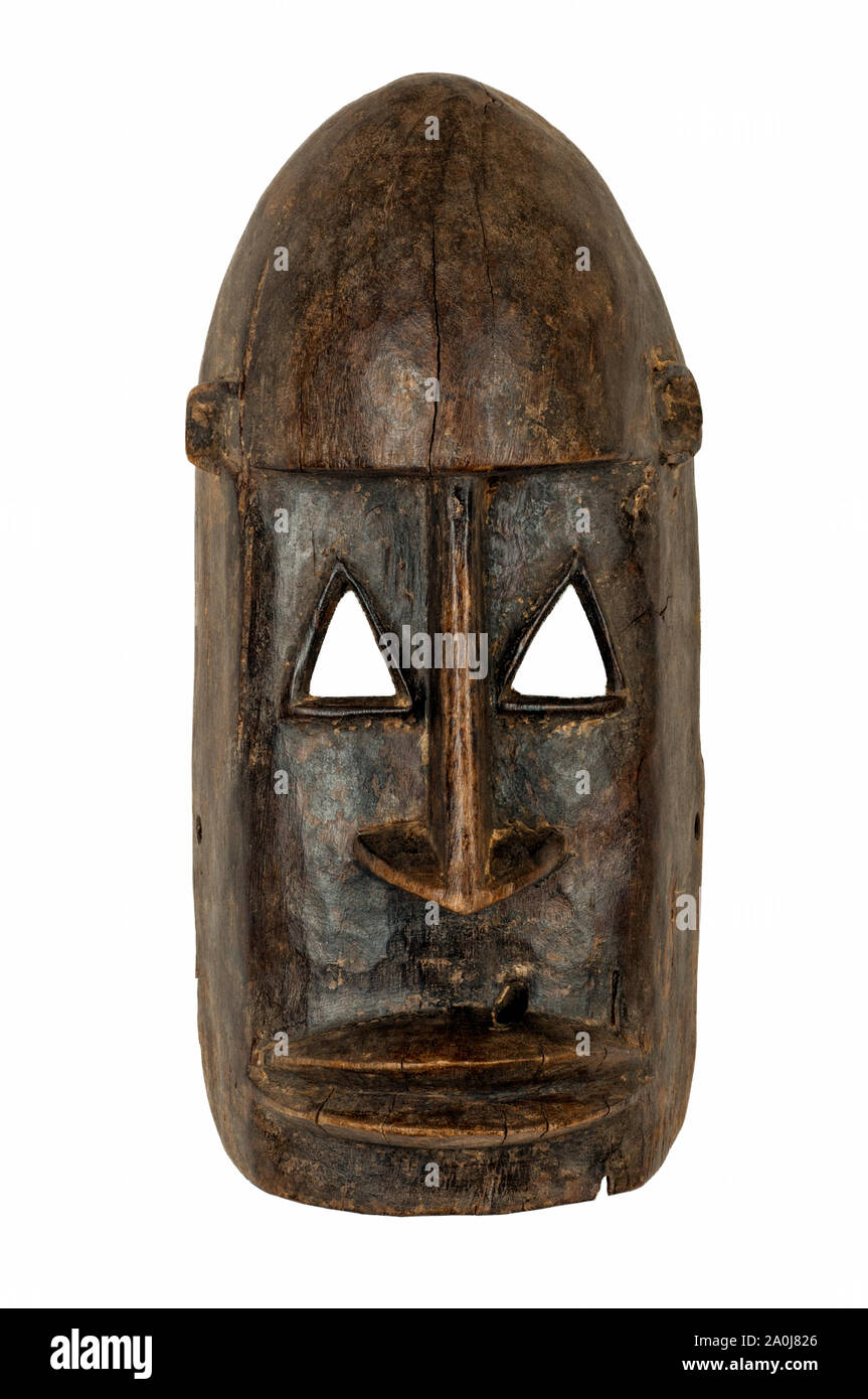 Maschera Dogon del Mali, scolpito in legno con piccoli gruppi, graffi e crepe isolato su bianco. Foto Stock