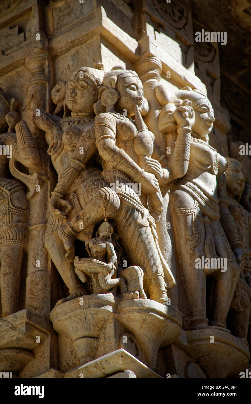 Rilievo basso carving di donna ballerini e musicisti di donna sulla parete del tempio Foto Stock