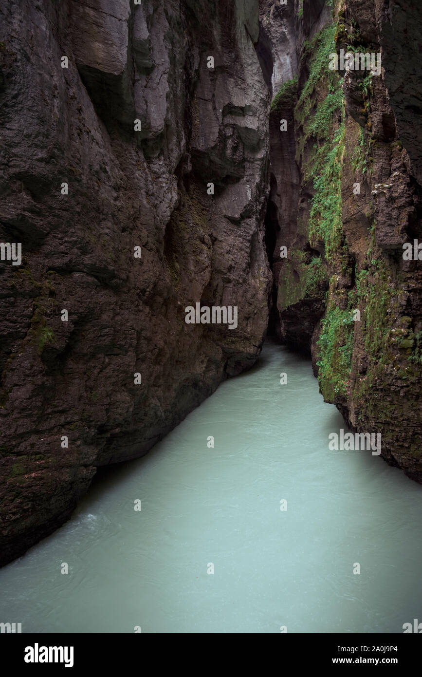 All'interno dell'Aare Gorge, una sezione del fiume Aare che scolpisce attraverso una cresta di calcare. Foto Stock