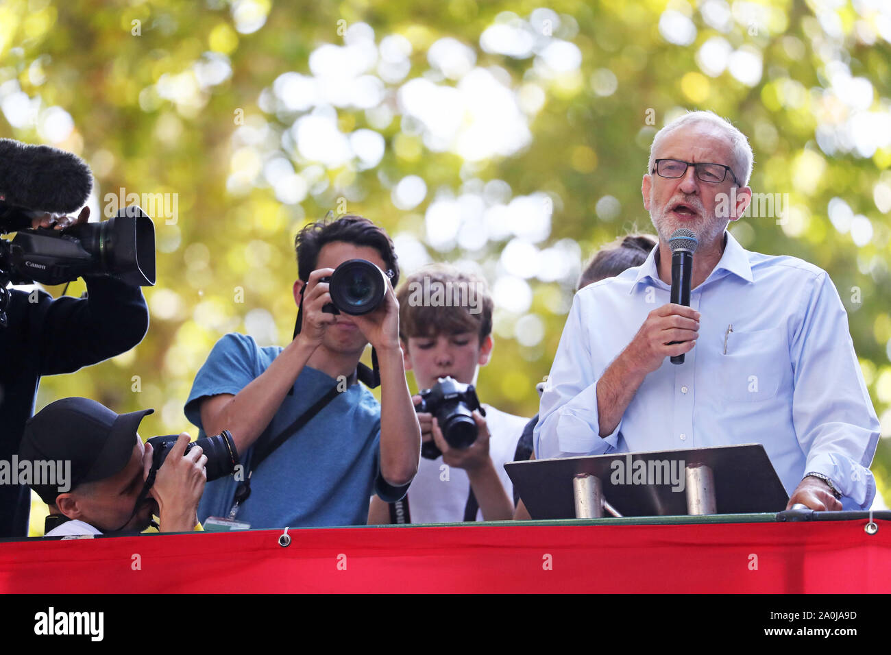 Leader laburista Jeremy Corbyn fa un discorso presso la UK Student Network del clima globale del clima sciopero il Millbank in Westminster, Londra. Foto Stock