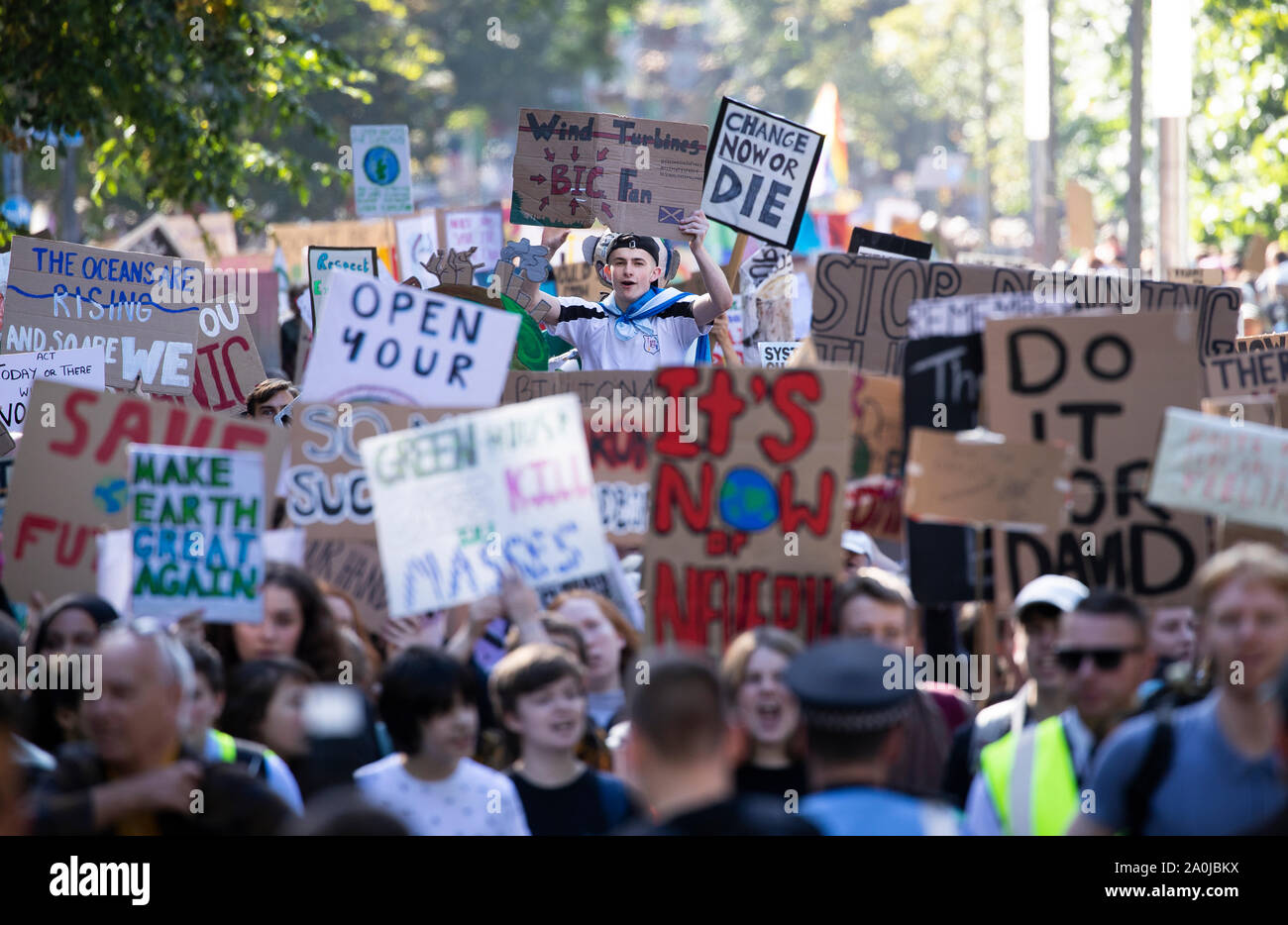 Ragazzi marzo attraverso il centro della città alla UK Student clima in rete per il clima globale sciopero a Edimburgo. Foto Stock