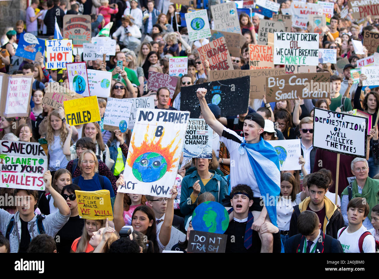 Ragazzi marzo attraverso il centro della città alla UK Student clima in rete per il clima globale sciopero a Edimburgo. Foto Stock