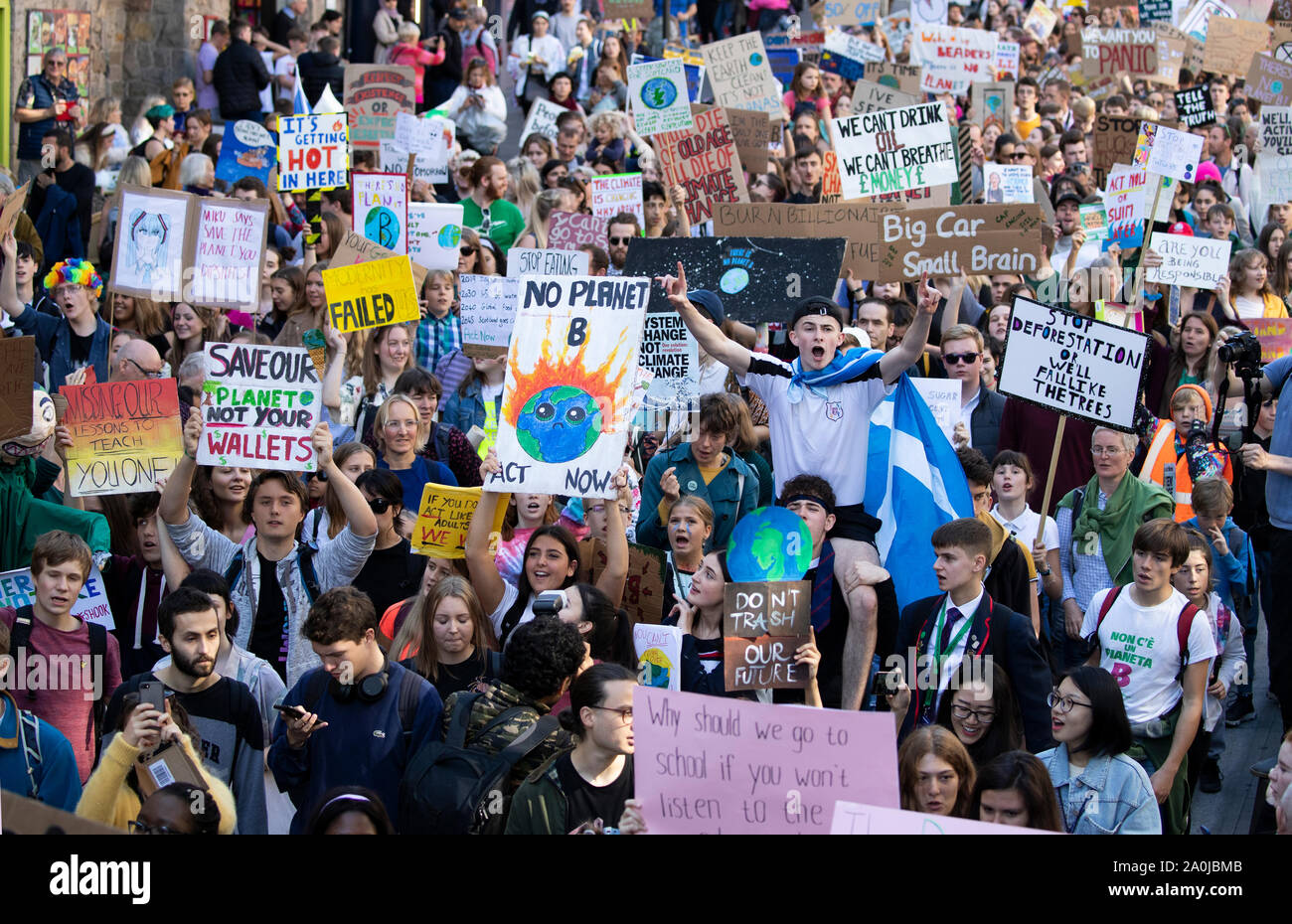 Ragazzi marzo attraverso il centro della città alla UK Student clima in rete per il clima globale sciopero a Edimburgo. Foto Stock