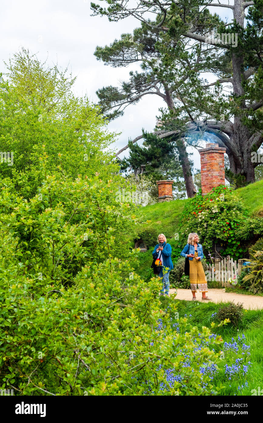 MATAMATA, Nuova Zelanda - 10 ottobre 2018: due donne in Hobbiton set del film e l'azienda. In verticale Foto Stock