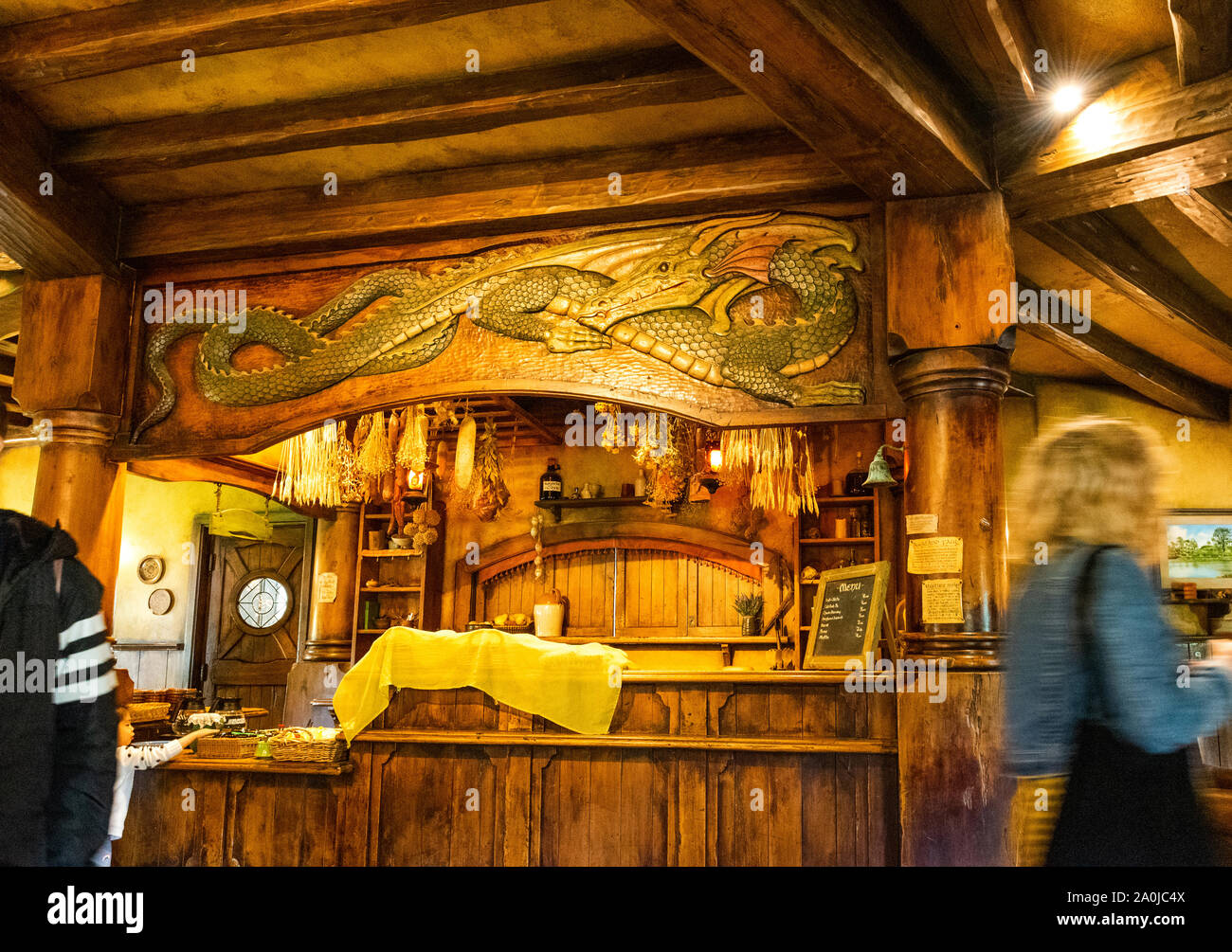 MATAMATA, Nuova Zelanda - 10 ottobre 2018: l'interno della taverna "Green Dragon", Hobbiton Movie set Foto Stock