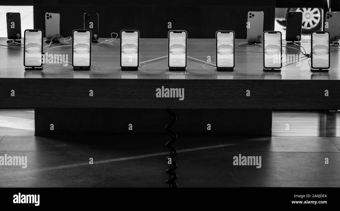 Parigi, Francia - Sep 20, 2019: Il nuovo iPhone 11 visualizzata in Apple Store come lo smartphone dal computer Apple va in vendita Foto Stock
