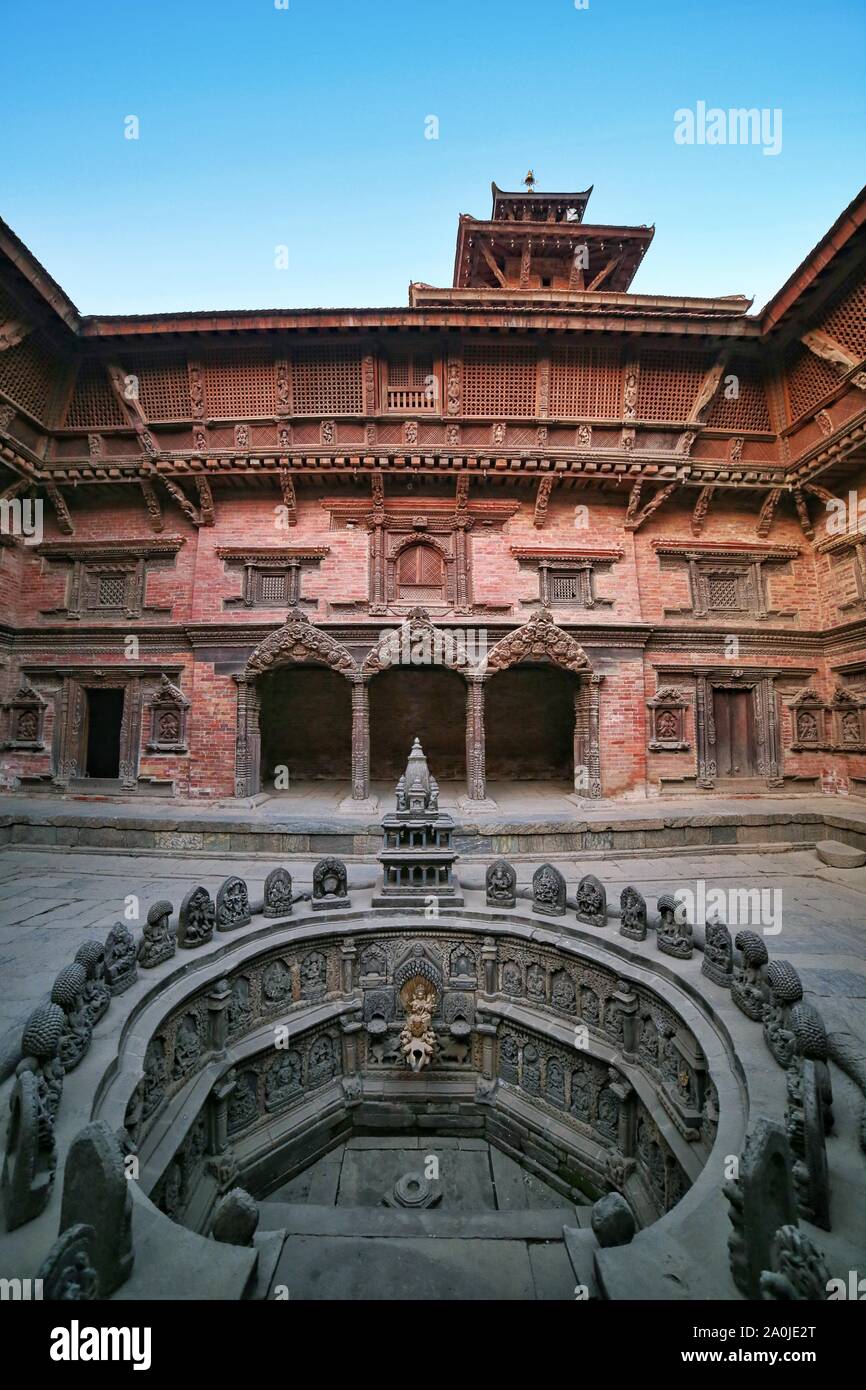 Nepalese in stile tradizionale di finestre, porte e sculture in legno sulle mura di un antico palazzo. Foto Stock