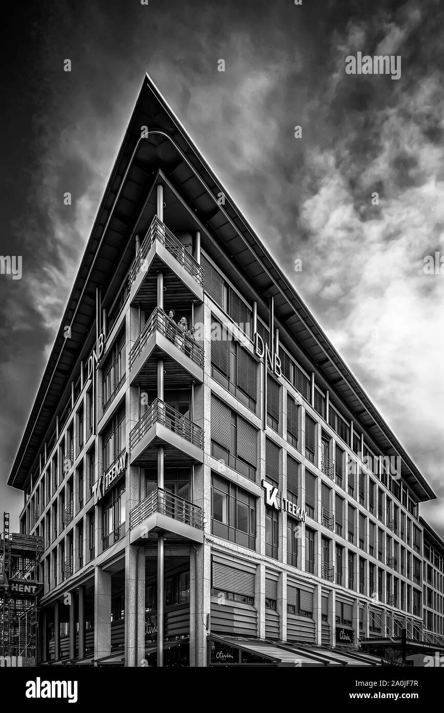 TRONDHEIM, Norvegia - 07 settembre 2019: un bianco e nero fine art fotografia di architettura moderna trovati nella città norvegese di Trondheim. Foto Stock
