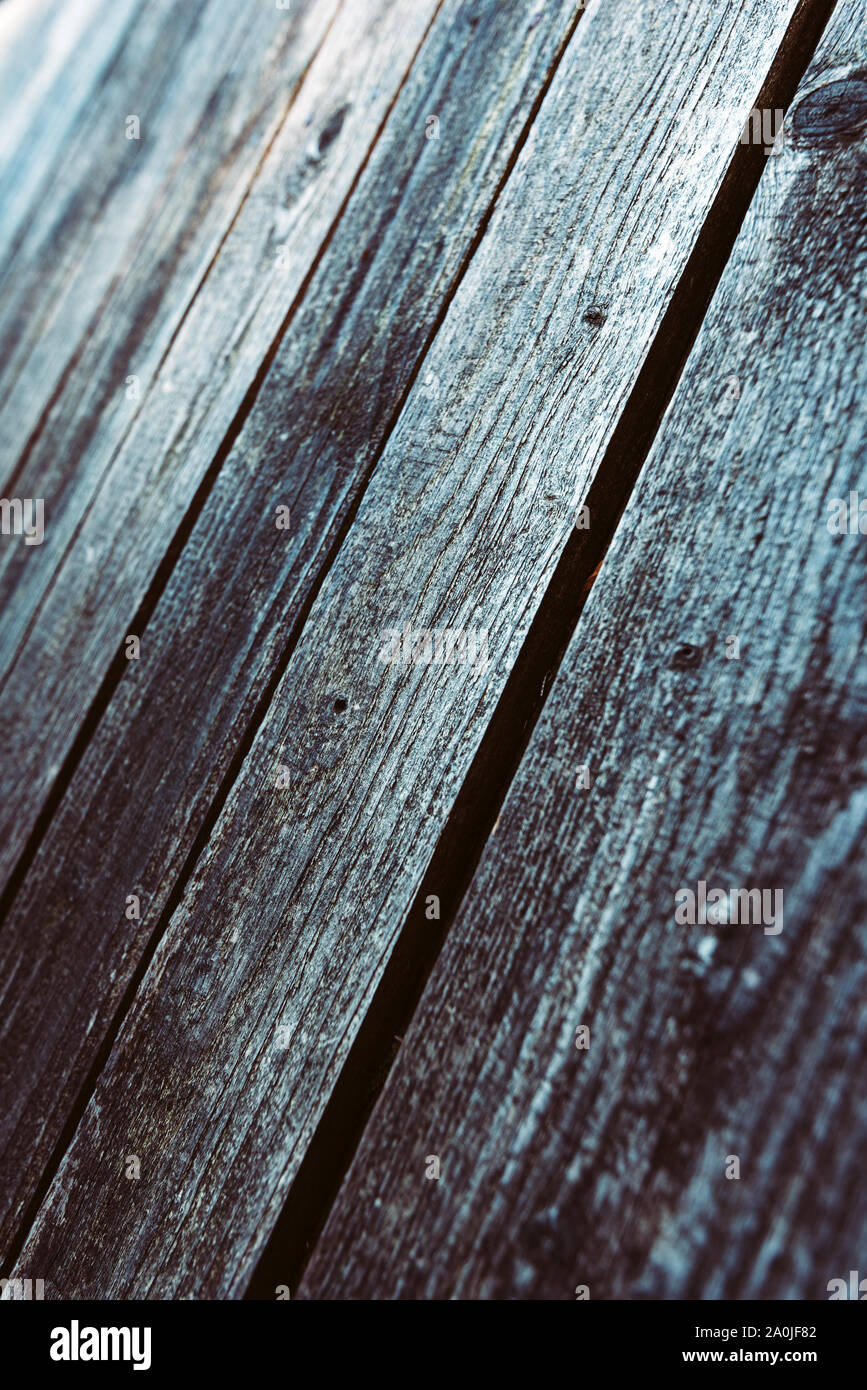 Modello diagonale dell'usura dei rivestimenti in legno per pavimenti come sfondo con il fuoco selettivo Foto Stock