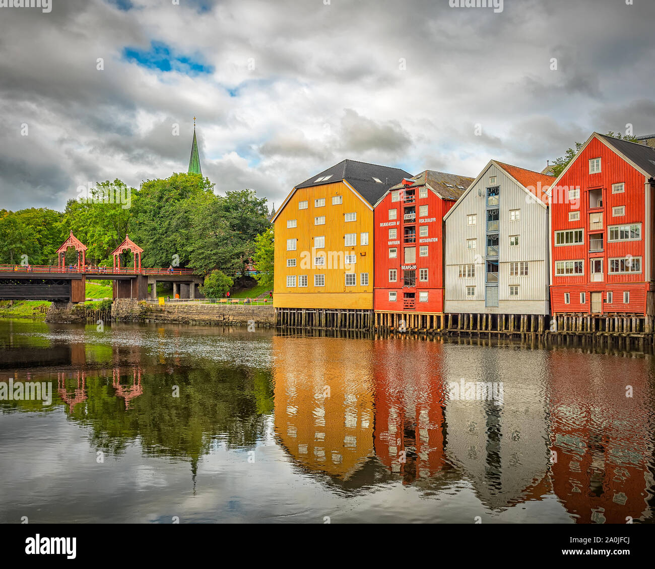 TRONDHEIM, Norvegia - 17 luglio 2019: lungo il fiume Nidelva potete trovare un certo numero di depositi storici risalenti al XVIII e XIX secolo. Foto Stock